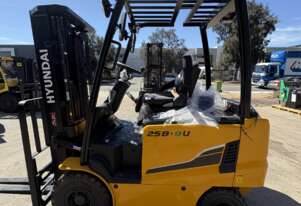 Hyundai 2.5 Tonne Electric Forklift