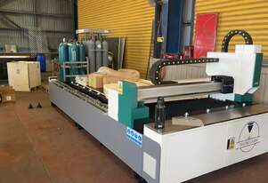 Fiber laser cutting machine