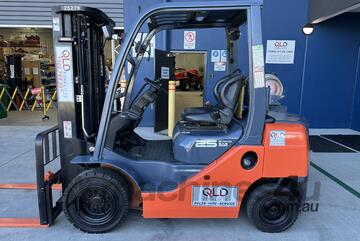 Toyota 8FG25 Cont. Mast. S/S, LPG, QLD Forklifts