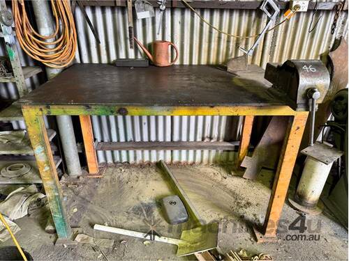 caption WELDING TABLE WITH VICE