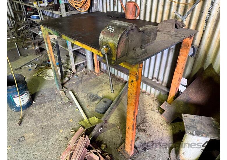 caption WELDING TABLE WITH VICE