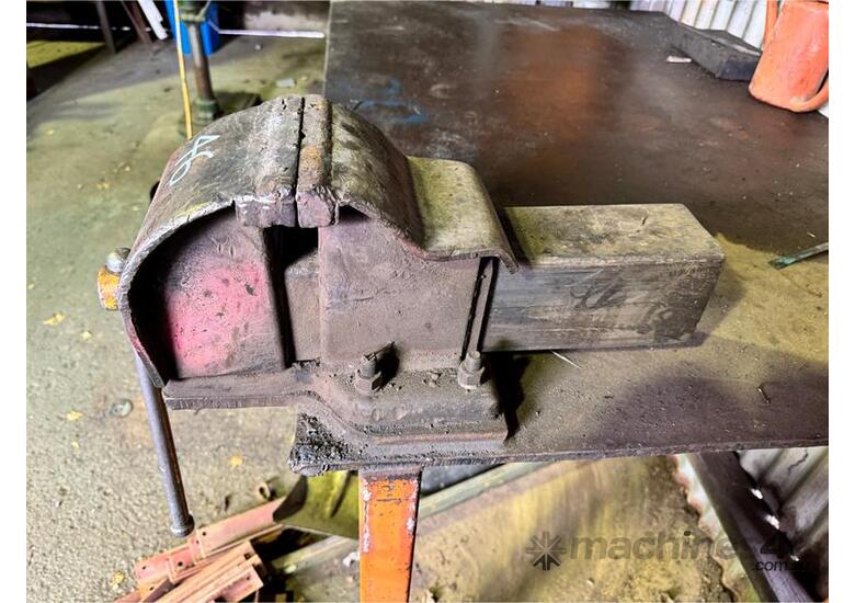 caption WELDING TABLE WITH VICE
