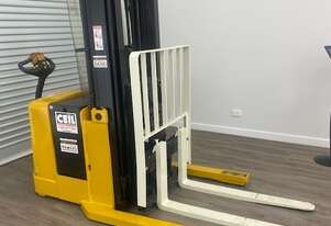 Yale 1.36T battery electric walkie reach stacker