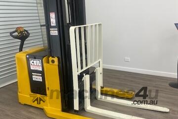 Yale 1.36T battery electric walkie reach stacker Yale 1.36T battery electric walkie reach stacker