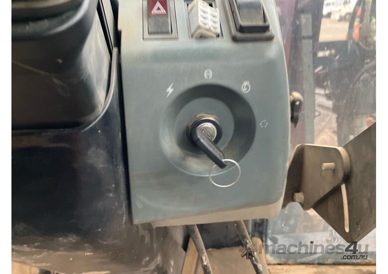 caption 2007 McCormick MC135 Tractor / Loader