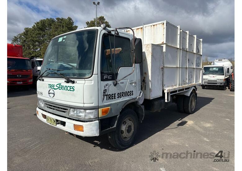 caption 2000 Hino FC3J Tipper