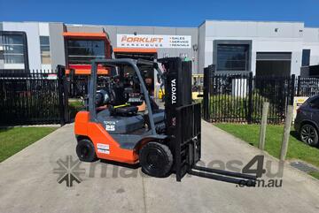 Toyota Forklift 2.5T Container Mast with Tyne Positioners (Unit#:U977)