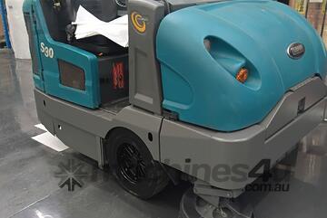 Tennant   S30 Ride on Sweeper