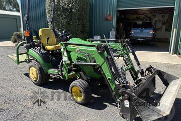 John Deere   1025r