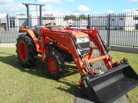 KUBOTA 35HP TRACTOR - picture0' - Click to enlarge