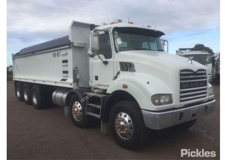 caption 2009 Mack Granite