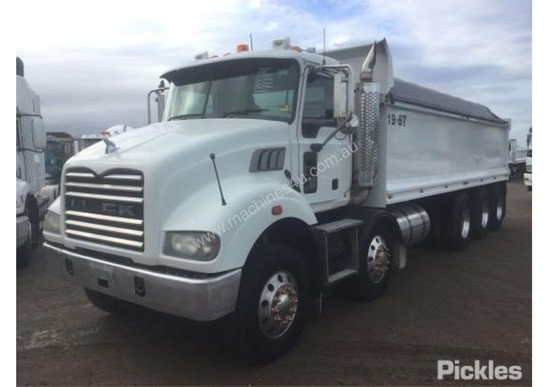 caption 2009 Mack Granite