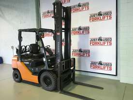 TOYOTA FORKLIFTS 32-8FG25 S/N 32893 DELUXE EFI ENGINE Factory in built weight gauge  - picture2' - Click to enlarge