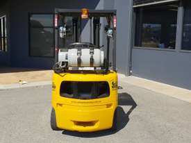 Yale 2000kg LPG Forklift with 4800mm 3 Stage Container Mast - picture1' - Click to enlarge