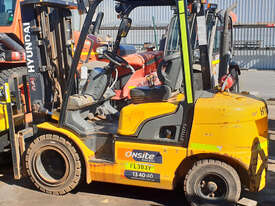 Hyundai 3000kg Diesel Forklift with 4500mm Three Stage Container Mast - picture0' - Click to enlarge