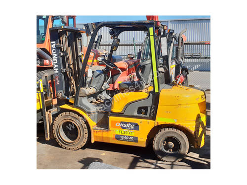 Hyundai 3000kg Diesel Forklift with 4500mm Three Stage Container Mast