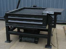 Heavy Duty Vibratory Soil Gravel Screener & belt conveyor - picture0' - Click to enlarge