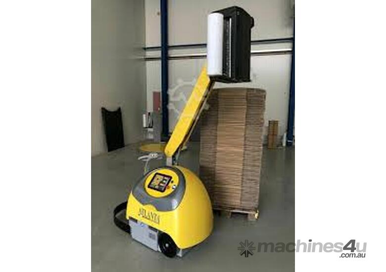 Pallet wrapping robot