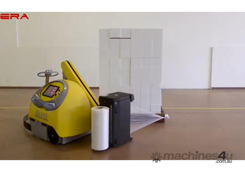 Pallet wrapping robot