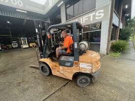2.5 Tonne Toyota Forklift For Sale - picture2' - Click to enlarge