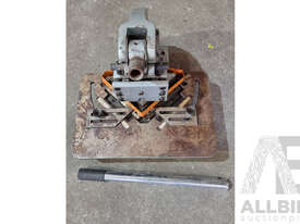 Sheet Metal Hand Notcher - 4 Ton - picture1' - Click to enlarge