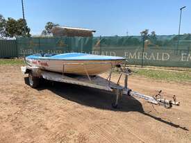 FIBREGLASS SKI BOAT - picture0' - Click to enlarge