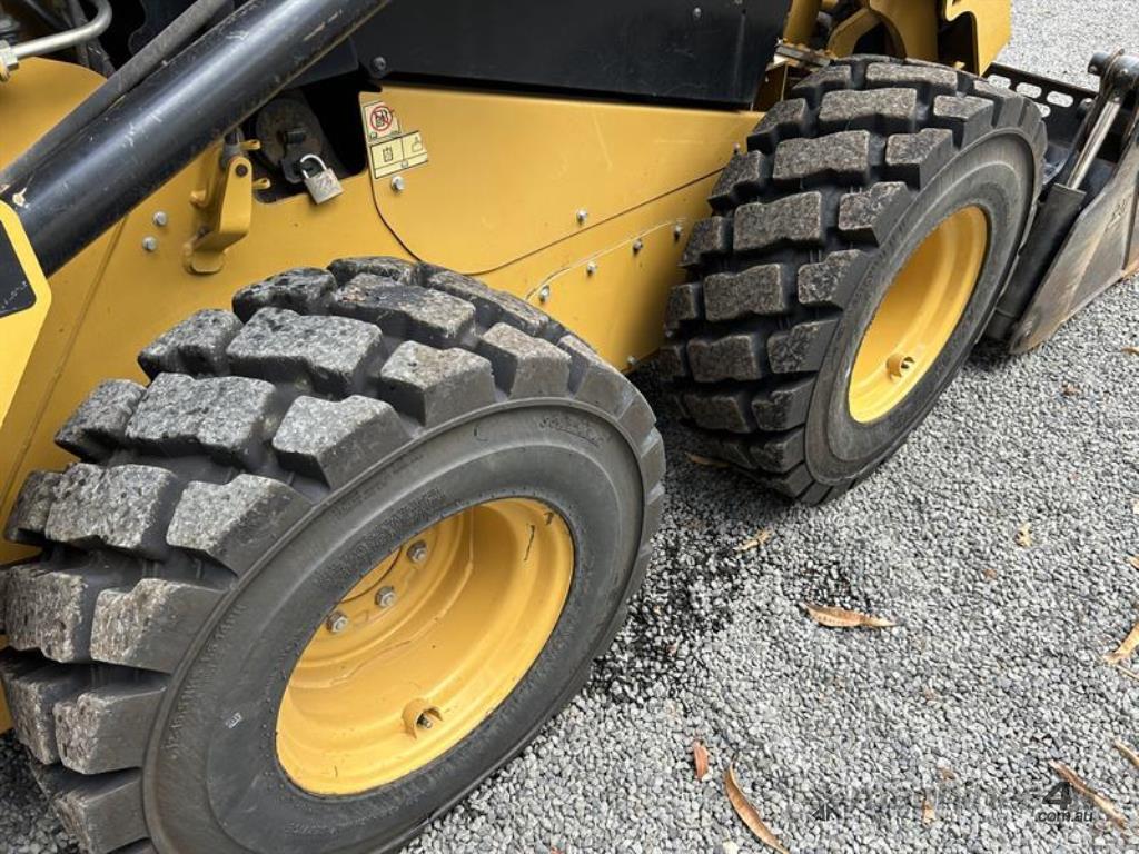 Used 2014 Caterpillar 2014 CAT 242D SKID STEER LOADER PACKAGE Skid