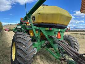 2005 John Deere 1890 Air Drills - picture1' - Click to enlarge