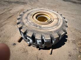 1 x Bridgestone  29.5R25 Tyre and Komatsu WA500 rim - picture2' - Click to enlarge