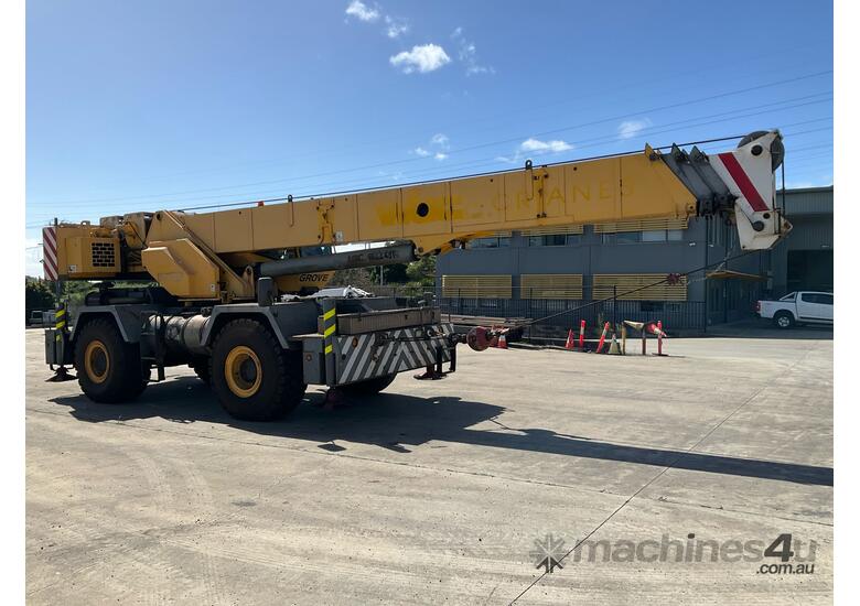 caption 2008 Grove RT600E Rough Terrain Crane