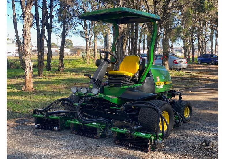 caption John Deere 8700 Golf Fairway mower Lawn Equipment