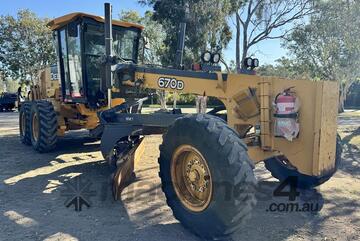 John Deere   670D GRADER