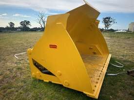 CBM 5.5 Hydraulic tip over Bucket - picture0' - Click to enlarge