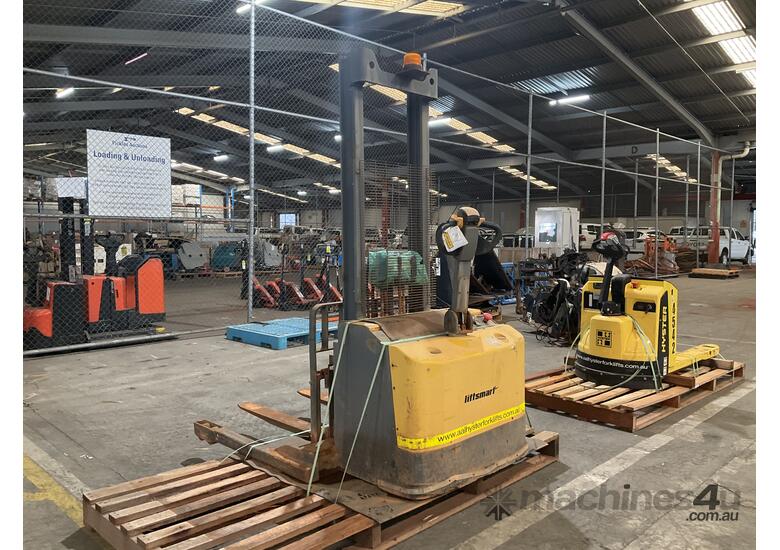 caption 2019 Hyster ETS20D Walk Behind Straddle Stacker