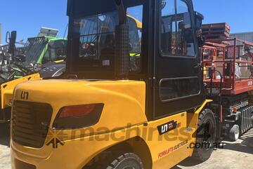 UN Forklift 5.0T Diesel - BRAND   EXCLUSIVE CLOSED CABIN!