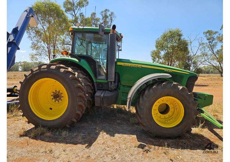 caption FWA Tractor John Deere 8220