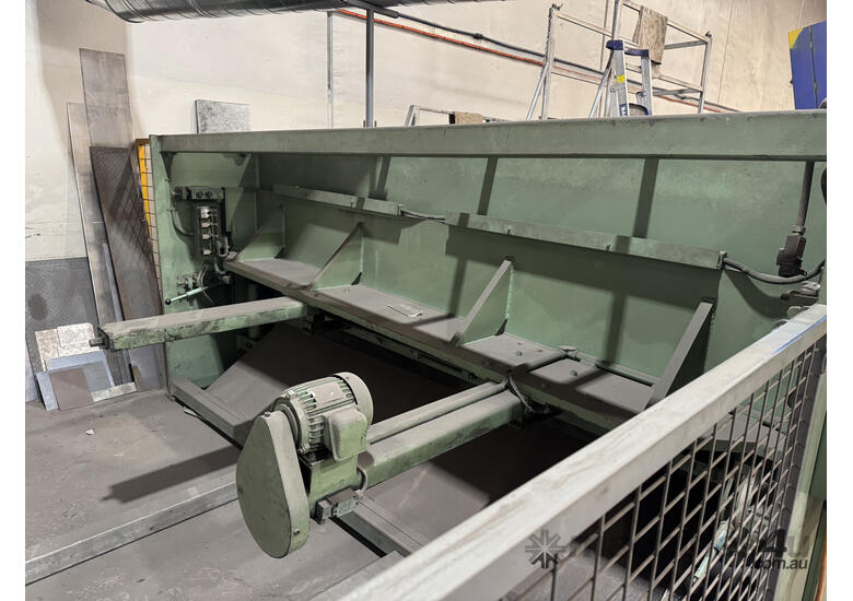 caption Hydraulic guillotine