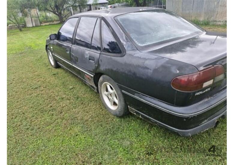 caption 1993 HOLDEN VR COMMODORE V8