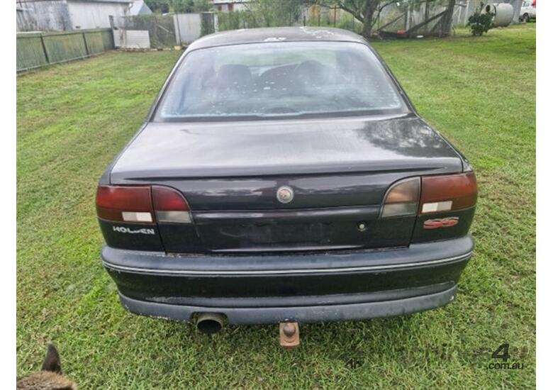 caption 1993 HOLDEN VR COMMODORE V8
