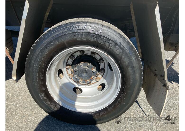 caption 2010 Mitsubishi Fighter Refrigerated Pantech