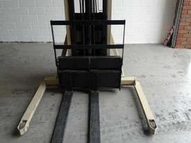 FORKLIFT CROWN 20MT130A WALKY STACKER, 1 TON CAPAC - picture0' - Click to enlarge