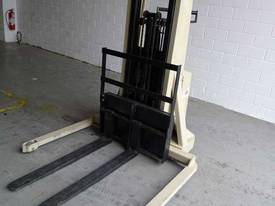 FORKLIFT CROWN 20MT130A WALKY STACKER, 1 TON CAPAC - picture1' - Click to enlarge