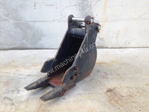 230MM TOOTHED TRENCHING BUCKET TO SUIT 1-2T EXCAVATOR E084