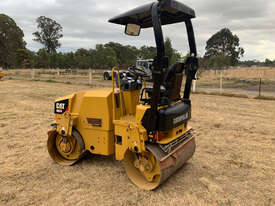 Caterpillar CB24 Vibrating Roller Roller/Compacting - picture2' - Click to enlarge