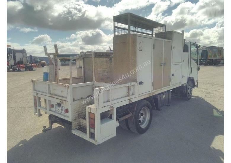 caption Isuzu NPR300