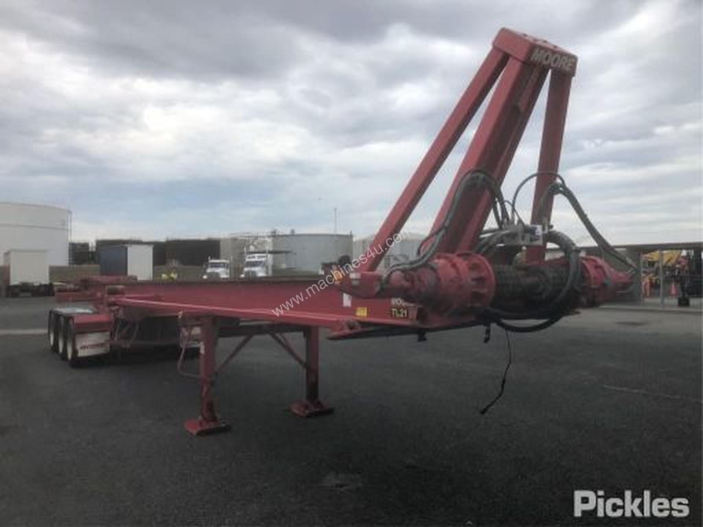 Buy Used moore 2016 Moore Tri Axle Hook Lift Box Trailer in , Listed