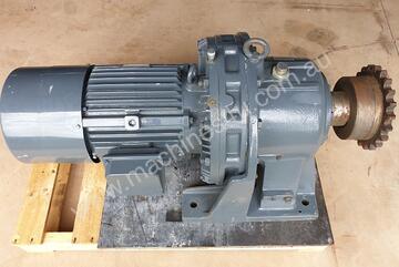 LLOYDS DEALS - 2016 Sumitomo Cyclo 11 KW Gear motor reduction drive Gearbox 500KG RPM 17 Model : CHH