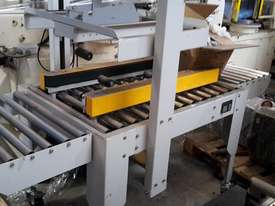 Carton inline tapping machine - picture0' - Click to enlarge