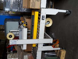 Carton inline tapping machine - picture0' - Click to enlarge
