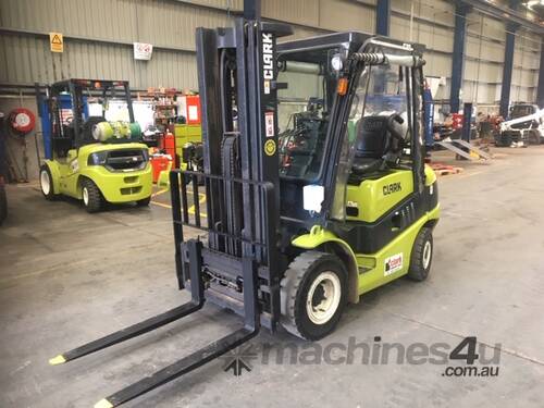 Dual Fuel Windscreen and Curtain 2.5t CLARK Forklift